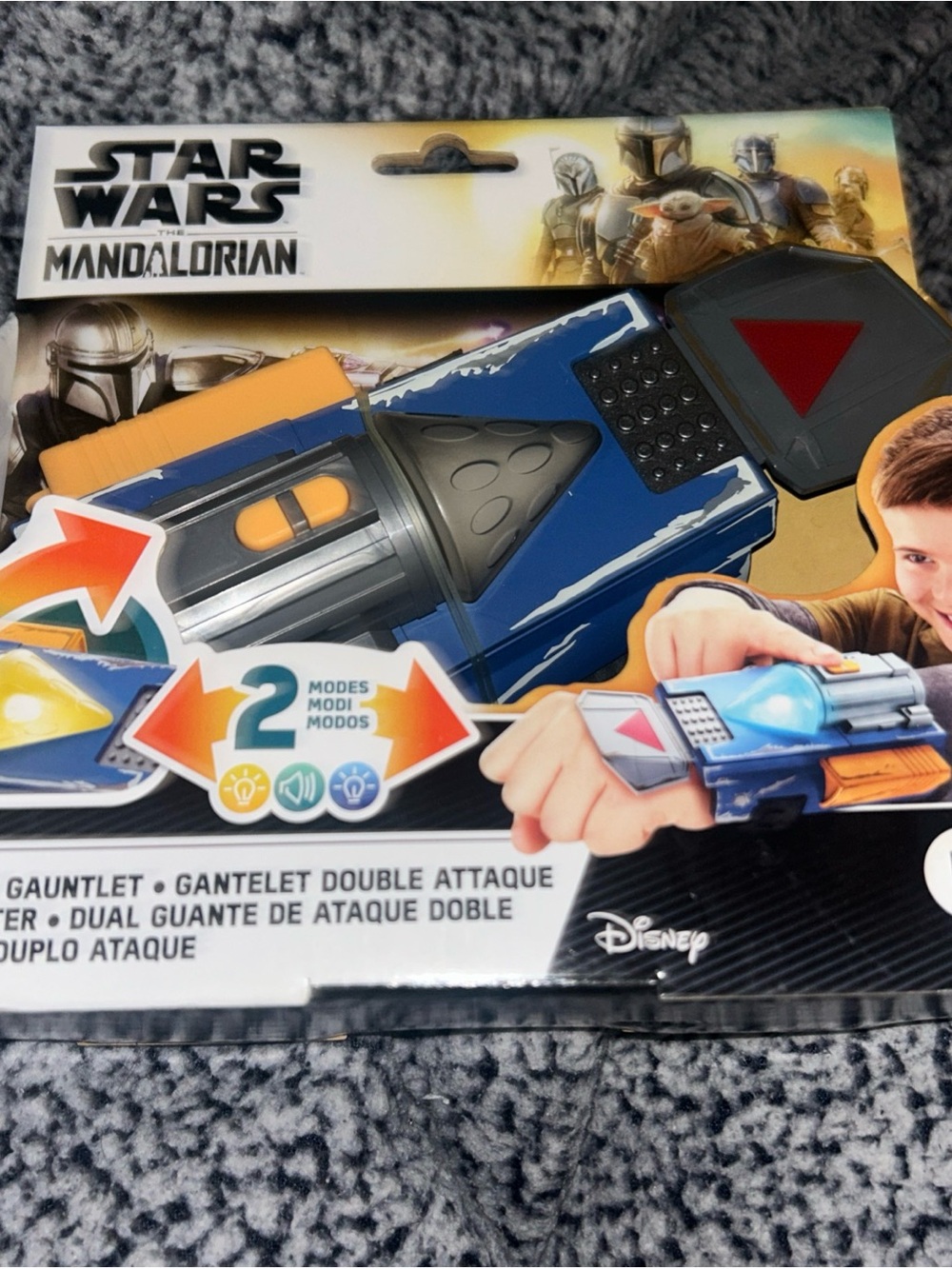 STAR WARS The Mandalorian Dual Attack Gauntlet Lights Disney Hasbro